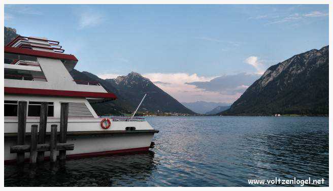 Vue panoramique sur le lac Achensee et les Alpes tyroliennes, symboles de la beauté naturelle de Pertisau.
