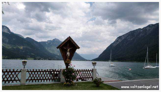 Vue panoramique sur le lac Achensee et les Alpes tyroliennes, symboles de la beauté naturelle de Pertisau.
