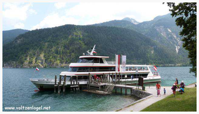 Vue panoramique sur le lac Achensee et les Alpes tyroliennes, symboles de la beauté naturelle de Pertisau.
