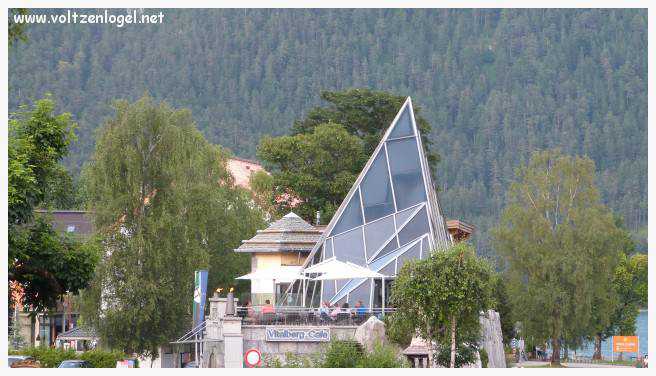 Vue panoramique sur le lac Achensee et les Alpes tyroliennes, symboles de la beauté naturelle de Pertisau.