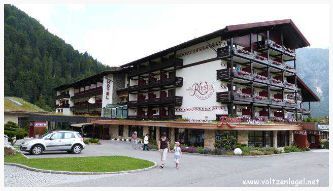 Vue panoramique du lac Achen entouré des sommets alpins, emblématique de Pertisau