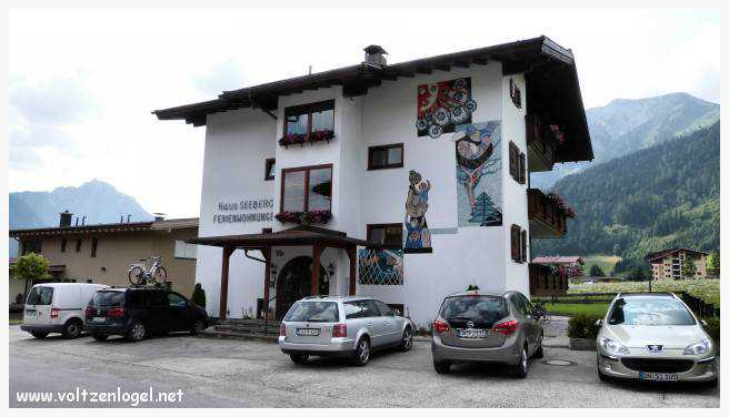 Vue panoramique du lac Achen entouré des sommets alpins, emblématique de Pertisau