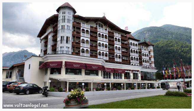 Vue panoramique du lac Achen entouré des sommets alpins, emblématique de Pertisau