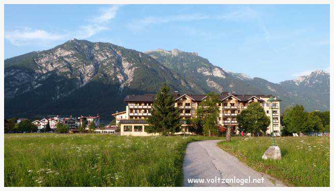 Vue panoramique du lac Achen entouré des sommets alpins, emblématique de Pertisau