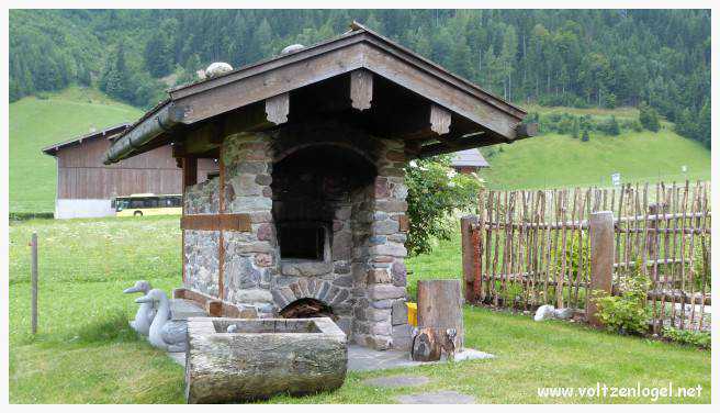 Vue panoramique du lac Achen entouré des sommets alpins, emblématique de Pertisau