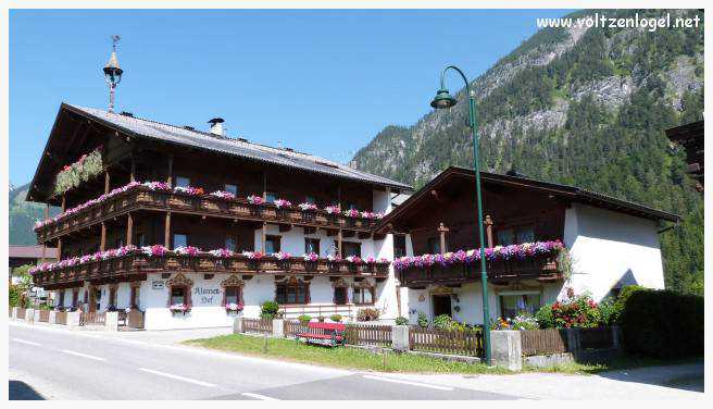 Vue panoramique du lac Achen entouré des sommets alpins, emblématique de Pertisau