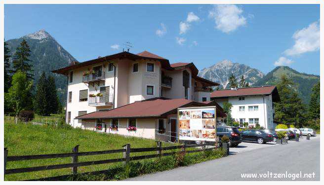 Vue panoramique du lac Achen entouré des sommets alpins, emblématique de Pertisau