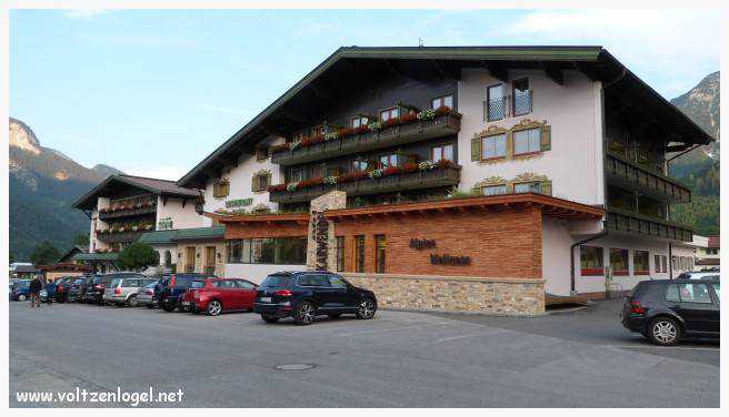 Vue panoramique du lac Achen entouré des sommets alpins, emblématique de Pertisau