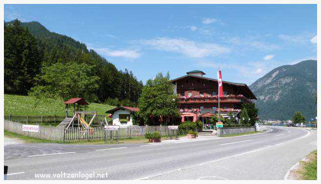 Vue panoramique du lac Achen entouré des sommets alpins, emblématique de Pertisau