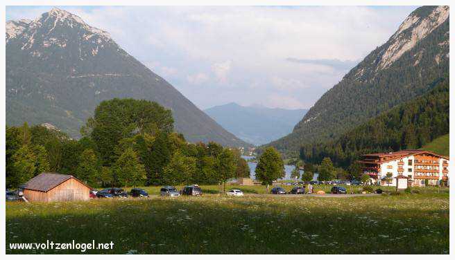Vue panoramique du lac Achen entouré des sommets alpins, emblématique de Pertisau