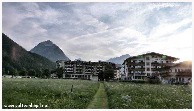 Vue panoramique du lac Achen entouré des sommets alpins, emblématique de Pertisau