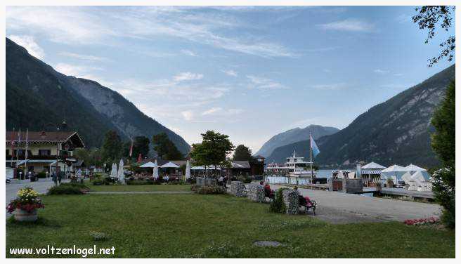 Vue panoramique du lac Achen entouré des sommets alpins, emblématique de Pertisau