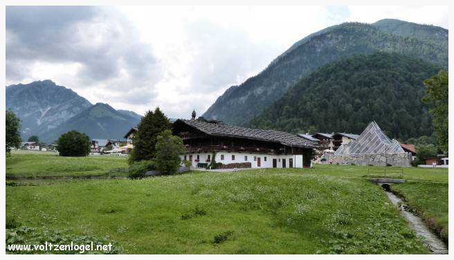 Vue panoramique du lac Achen entouré des sommets alpins, emblématique de Pertisau