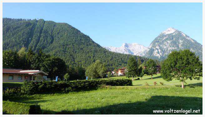 Vue panoramique du lac Achen entouré des sommets alpins, emblématique de Pertisau