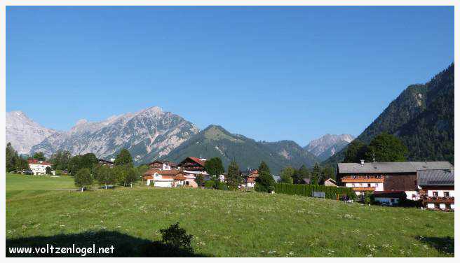 Vue panoramique du lac Achen entouré des sommets alpins, emblématique de Pertisau