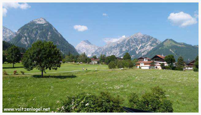 Vue panoramique du lac Achen entouré des sommets alpins, emblématique de Pertisau