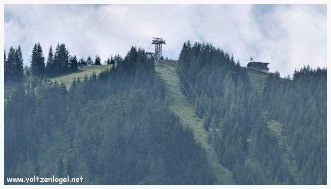 Vue panoramique du lac Achen entouré des sommets alpins, emblématique de Pertisau