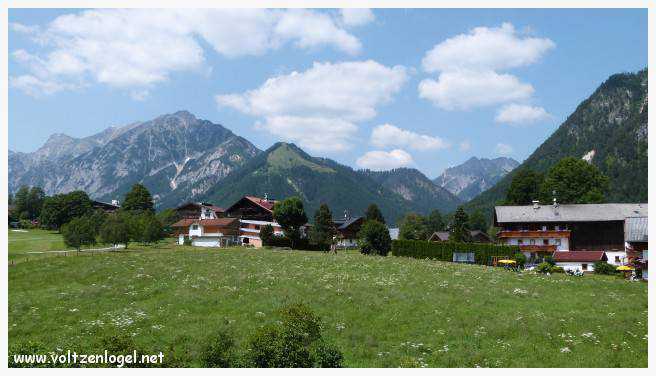 Vue panoramique du lac Achen entouré des sommets alpins, emblématique de Pertisau