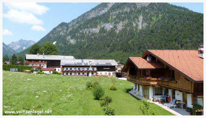 Vue panoramique du lac Achen entouré des sommets alpins, emblématique de Pertisau