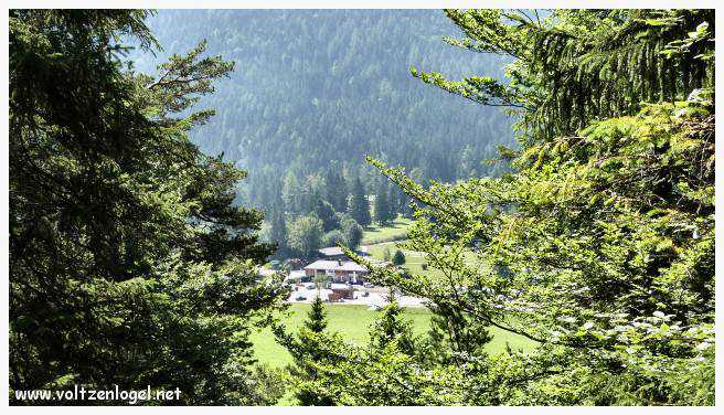 Vue panoramique sur les vallées verdoyantes du Karwendel depuis la ferme auberge Gramai-Alm à Pertisau.