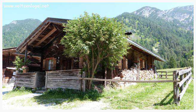 Vue panoramique sur les vallées verdoyantes du Karwendel depuis la ferme auberge Gramai-Alm à Pertisau.