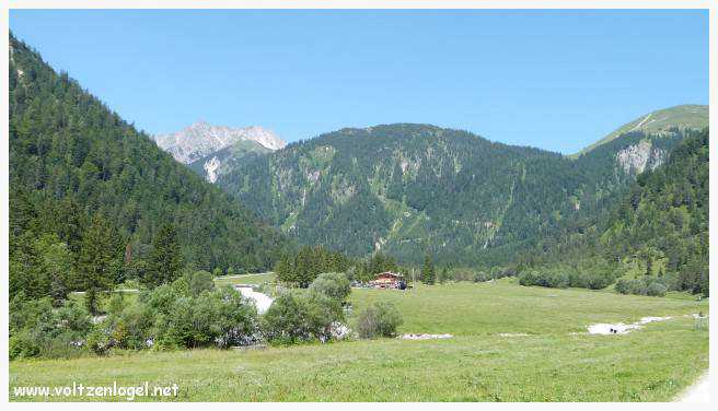 Vue panoramique sur les vallées verdoyantes du Karwendel depuis la ferme auberge Gramai-Alm à Pertisau.