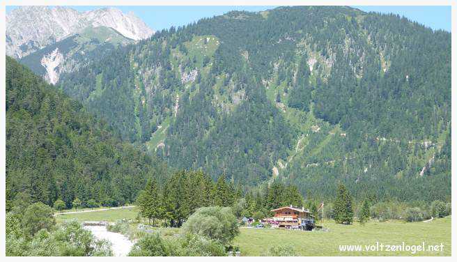 Vue panoramique sur les vallées verdoyantes du Karwendel depuis la ferme auberge Gramai-Alm à Pertisau.