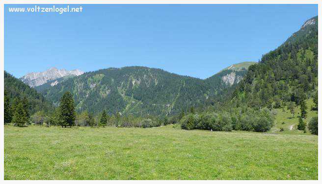 Vue panoramique sur les vallées verdoyantes du Karwendel depuis la ferme auberge Gramai-Alm à Pertisau.