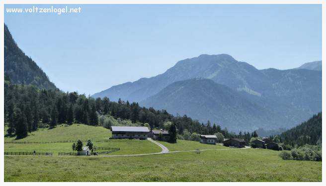 Vue panoramique sur les vallées verdoyantes du Karwendel depuis la ferme auberge Gramai-Alm à Pertisau.