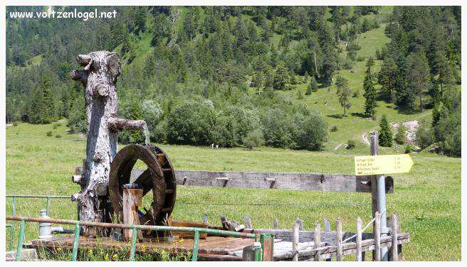Vue panoramique sur les vallées verdoyantes du Karwendel depuis la ferme auberge Gramai-Alm à Pertisau.