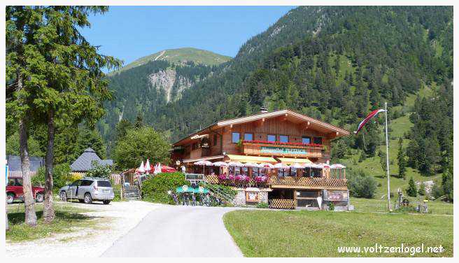 Vue panoramique sur les vallées verdoyantes du Karwendel depuis la ferme auberge Gramai-Alm à Pertisau.