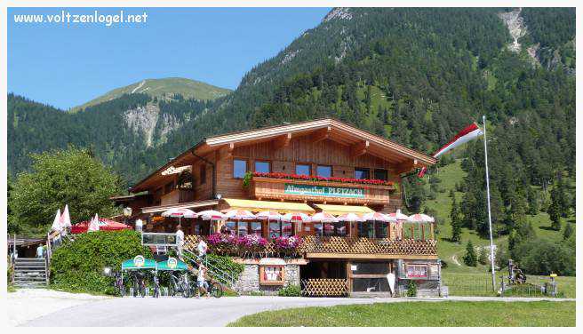 Vue panoramique sur les vallées verdoyantes du Karwendel depuis la ferme auberge Gramai-Alm à Pertisau.