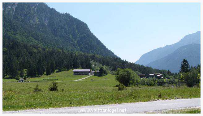 Vue panoramique sur les vallées verdoyantes du Karwendel depuis la ferme auberge Gramai-Alm à Pertisau.