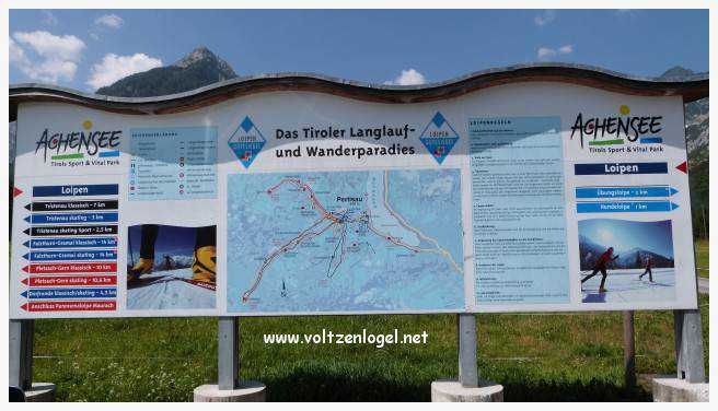 Vue panoramique sur les vallées verdoyantes du Karwendel depuis la ferme auberge Gramai-Alm à Pertisau.