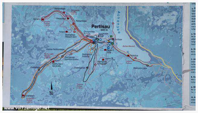 Vue panoramique sur les vallées verdoyantes du Karwendel depuis la ferme auberge Gramai-Alm à Pertisau.