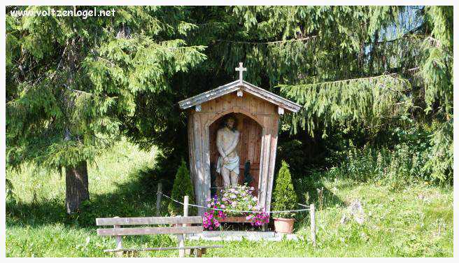 Vue panoramique sur les vallées verdoyantes du Karwendel depuis la ferme auberge Gramai-Alm à Pertisau.