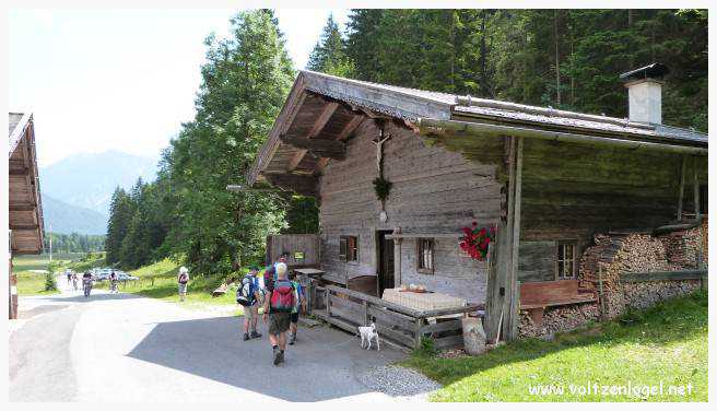 Vue panoramique sur les vallées verdoyantes du Karwendel depuis la ferme auberge Gramai-Alm à Pertisau.