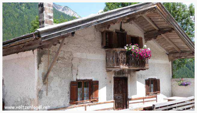 Vue panoramique sur les vallées verdoyantes du Karwendel depuis la ferme auberge Gramai-Alm à Pertisau.
