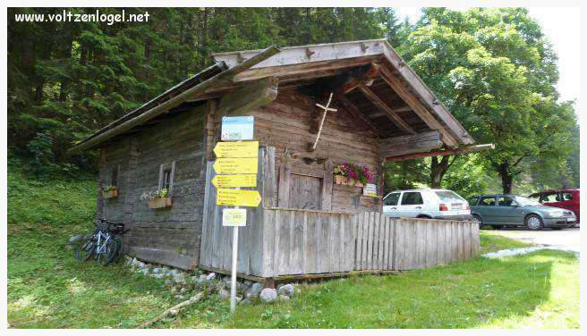 Vue panoramique sur les vallées verdoyantes du Karwendel depuis la ferme auberge Gramai-Alm à Pertisau.