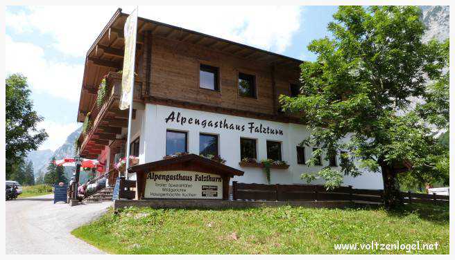 Vue panoramique sur les vallées verdoyantes du Karwendel depuis la ferme auberge Gramai-Alm à Pertisau.