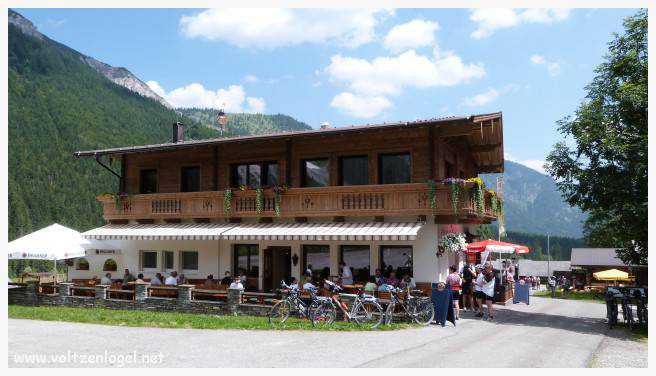 Vue panoramique sur les vallées verdoyantes du Karwendel depuis la ferme auberge Gramai-Alm à Pertisau.