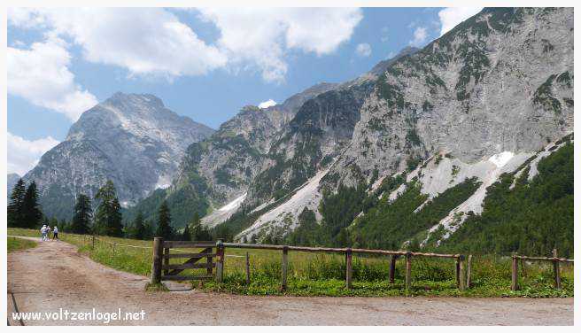 Vue panoramique sur les vallées verdoyantes du Karwendel depuis la ferme auberge Gramai-Alm à Pertisau.