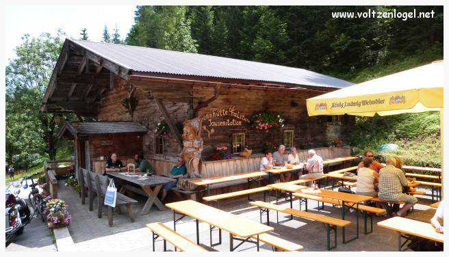 Vue panoramique sur les vallées verdoyantes du Karwendel depuis la ferme auberge Gramai-Alm à Pertisau.