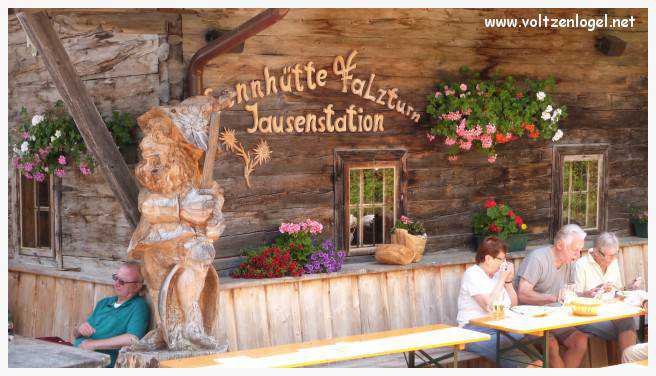 Vue panoramique sur les vallées verdoyantes du Karwendel depuis la ferme auberge Gramai-Alm à Pertisau.