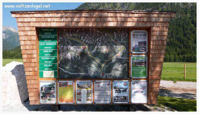 Vue panoramique sur les vallées verdoyantes du Karwendel depuis la ferme auberge Gramai-Alm à Pertisau.