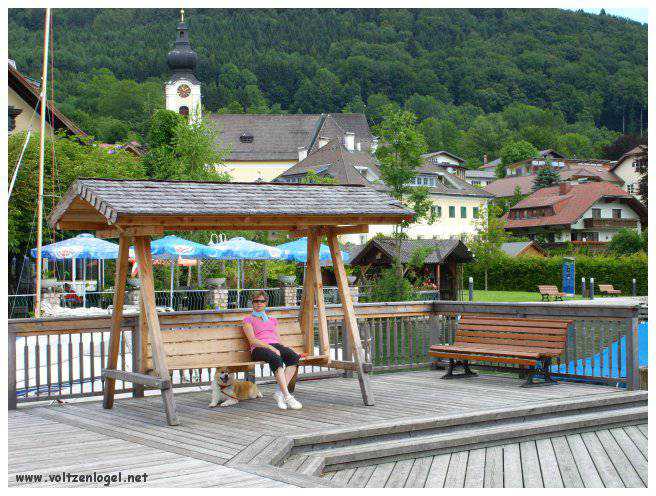 Paysage pittoresque d'Unterach et Seewalchen au bord du lac Attersee en Autriche