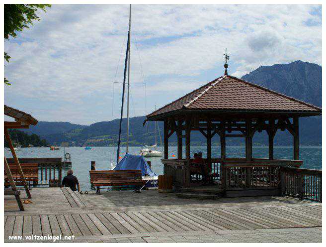 Paysage pittoresque d'Unterach et Seewalchen au bord du lac Attersee en Autriche