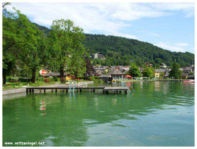 Paysage pittoresque du lac Attersee avec montagnes et activités nautiques