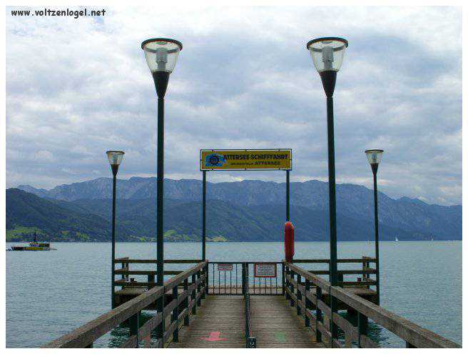 Paysage pittoresque d'Unterach et Seewalchen au bord du lac Attersee en Autriche
