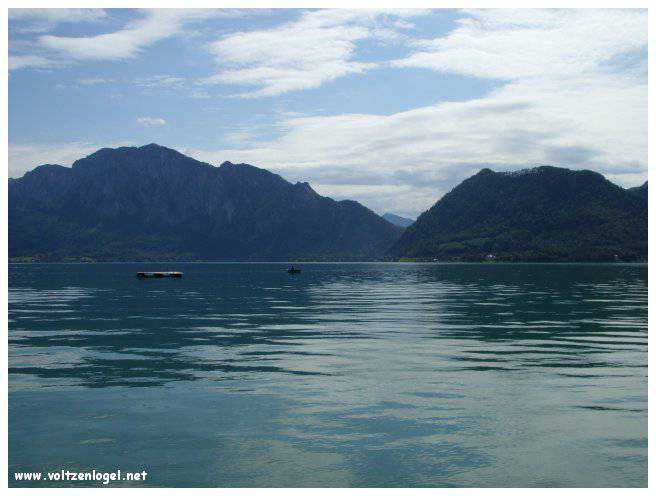 Paysage pittoresque d'Unterach et Seewalchen au bord du lac Attersee en Autriche